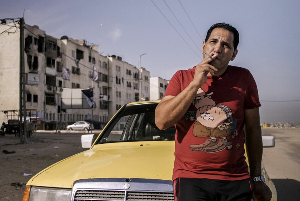 I «Gaza» tar drosjesjåføren Ahmed seerne rundt i en by med enorme arr - men der livet likevel går sin gang. Foto: Andrew McConnell