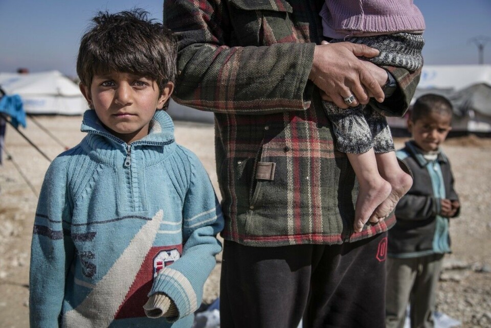 Barna har betalt den høyeste prisen for seks år med krig i Syria, mener UNICEF. Bildet viser en gutt sammen med faren og søsteren, i leiren Al Hol i Hasakah-provinsen i Syria.