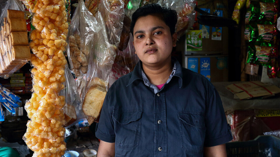 Yesmin (28) har jobbet siden hun var åtte år gammel, for å redde familien fra sult. Helt fra hun var svært ung har hun kledd seg som gutt og mann, for å unngå trakassering og vise omverdenen at menn og kvinner er likeverdige.
