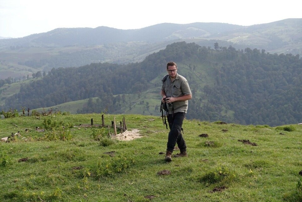 Doktorgradsstipendiat Connor Cavanagh fra Noragric ved Norges miljø- og biovitenskapelige universitet (NMBU) studerer konflikt og skogforvaltning i Cherangani Hills i Kenya. Her oppsøker han et sted der skogvesenet har brent boligene til folk inne i et skogreservat. Forskningen ved Noragric kan bli svekket som følge av foreslått omorganisering ved NMBU, mener instituttet.