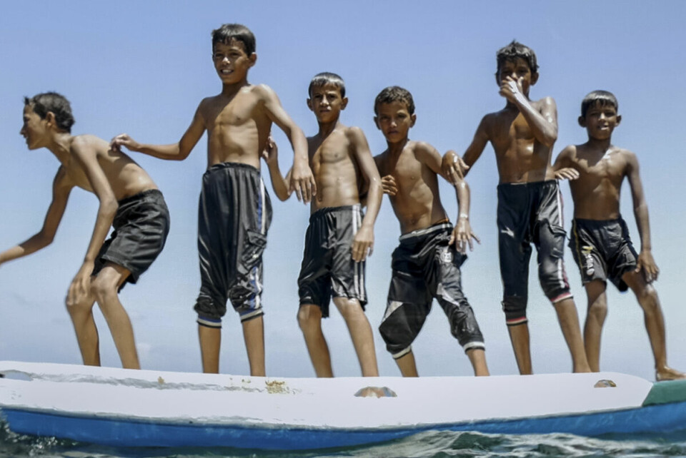 Ahmed Jamal al-Aqraa var fjorten år, lekte på stranden og drømte om å bli fiskebåtkaptein. Nå - fire år senere, på vei inn i voksenlivet - er virkeligheten i ferd med å innhente ham, mener filmskaperne.