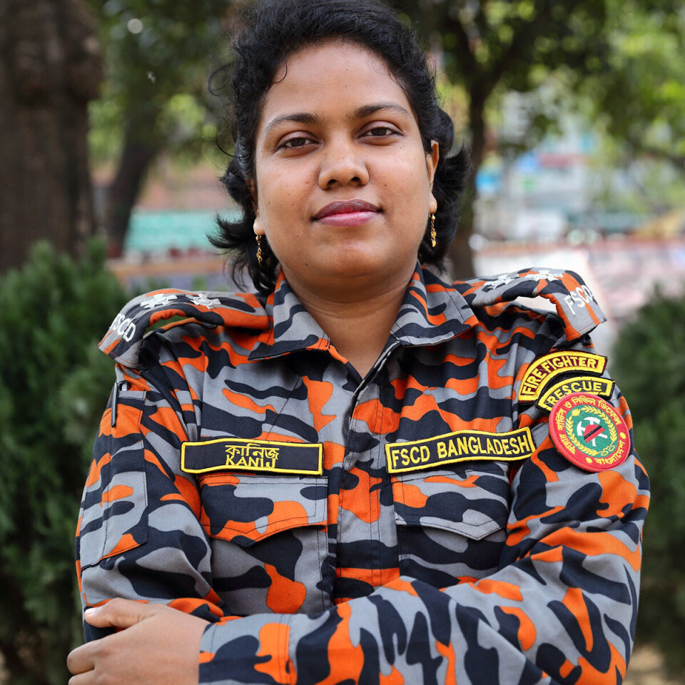 Brannkonstabel Kanij Fatima (29) ble med i brannkorpset i Dhaka i 2016 - en av de fire første kvinnene som ble brannkonstabler i Bangladesh.