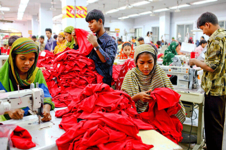 Tekstilindustrien i Bangladesh blitt den neste største i verden takket være mulighetene på eksportmarkedene. Den kraftige veksten har ikke gitt tilsvarende forbedring i lønn, rettigheter, sikkerhet og arbeidsmiljø for arbeiderne. Foto: G. M. B. Akash Tekstilindustrien i Bangladesh blitt den neste største i verden takket være mulighetene på eksportmarkedene. Den kraftige veksten har ikke gitt tilsvarende forbedring i lønn, rettigheter, sikkerhet og arbeidsmiljø for arbeiderne. Foto: G. M. B. Akash