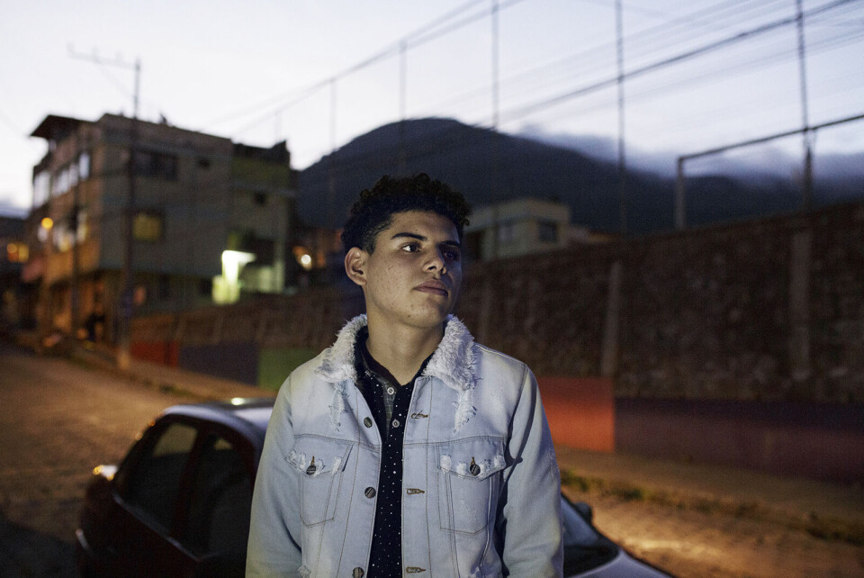 Gabriel Velasquez (16) er opprinnelig fra Venezuela. For tre år siden flyktet han og moren til Ecuadors hovedstad, Quito. Pandemien førte til at moren mistet jobben, de klarte ikke lenger å betale husleia og de måtte flytte til et annen del av byen. Foto: Andrés Yepez