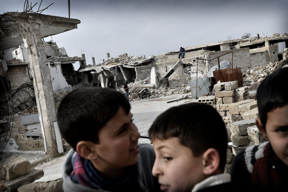 Det er fortsatt farlig å være barn i Syria. I 2018 døde flere syriske barn i krigssoner enn noen år tidligere. Bildet er fra januar 2018 i småbyen Taibet el Imam, som ble gjenerobret av den syriske hæren i 2017. Folk har begynt å flytte tilbake til byen, men byen er i ruiner og befolkningen mangler fortsatt det meste. Foto: HARALD HENDEN, VG