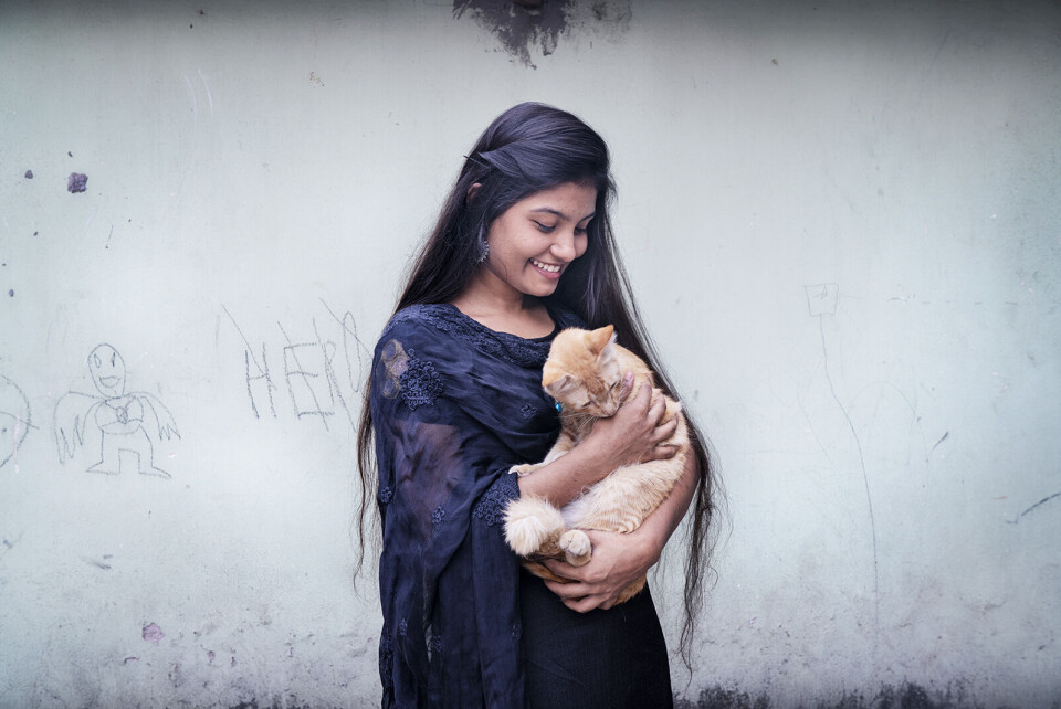 Da Dristy Shil (18) ikke lenger var interessert i å tilbringe så mye tid på nett, adopterte hun en katt. Den har hjulpet henne med å slappe av. Foto: Fabeha Monir