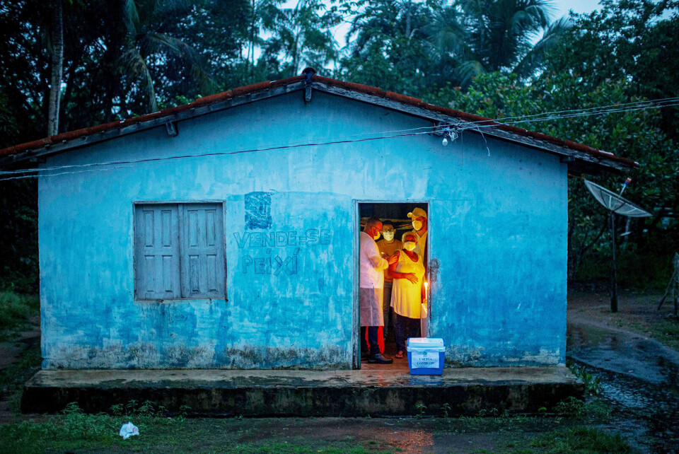 Vaksiner når ut til mange deler av verden, men ikke raskt nok. Her vaksineres en helsearbeider i Marajupena i delstaten Para i Brasil tidligere i år. Marajupena er et såkalt quilombo-samfunn med røtter til slavetiden, uten tilgang til strøm. Foto: Tarso Sarraf / AFP / NTB