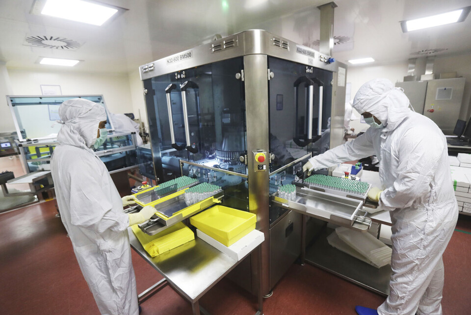 Arbeidere i vaksineproduksjonen ved Serum Institute of India i delstaten Maharasthra. Selskapet, som er verdens største vaksineprodusent, er tiltenkt en nøkkelrolle i leveransen av vaksiner til lav- og mellominntektsland. Siden i mars har imidlertid indiske myndigheter krevd at en økt andel av vaksinene skal gå til egen befolkning. Foto: Rafiq Maqbool / AP / NTB