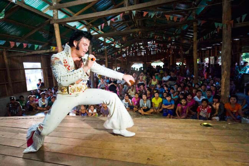 ONE FOR THE MONEY: Kjell «Elvis» Bjørnestad fra Lyngdal sparer ikke på konfekten når han holder konsert i landsbyen Wai Ler Mu.