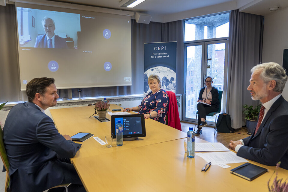 Utviklingsminister Dag-Inge Ulstein håper landene som deltar på konferansejn i dag blir enige om en forpliktende mekanisme som sikrer også fattige land rask tilgang til den kommende vaksinen mot korona-viruset. Bildet er fra et møte Ulstein og statsminister Erna Solberg nylig hadde med visedirektør i CEPI Frederik Kristensen. Foto: Heiko Junge/NTB scanpix.
