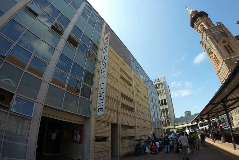 Både den katolske kirken og moskeen like ved hjelper migranter og flyktninger i Durban. Foto: Jan Speed