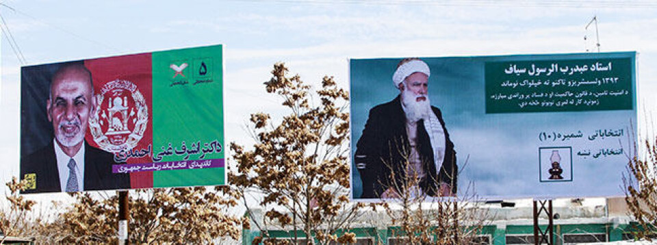 Folk i den afghanske byen Ghazni passerer valgplakater av presidentkandidatene Ashraf Ghani (til venstre) og Abdul Rasul Sayyaf (til høyre). Foto: NTB Scanpix