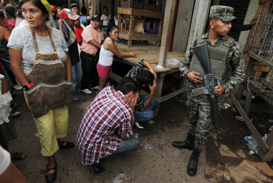 Venner sørger over en ung mann som er drept på et marked i Honduras' hovedstad Tegucigalpa. Honduras har verdens høyeste hyppighet av drap.