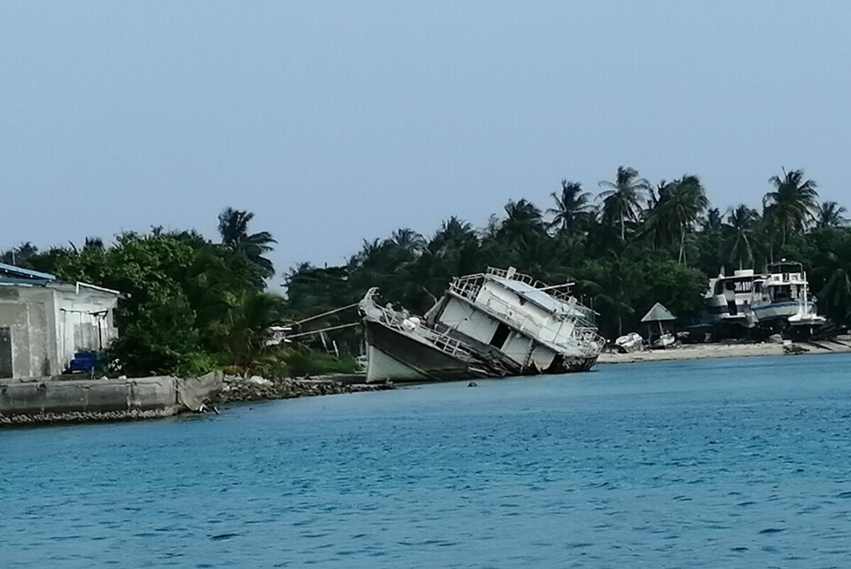 Fortsatt er det mange lokalsamfunn som ikke har kommet seg på beina igjen etter tsunamien for 14 år siden. Bildene er fra Maldivine der ødelagte båter fortsatt ligger på stranden. Foto: Eva-Kristin Urestad Pedersen