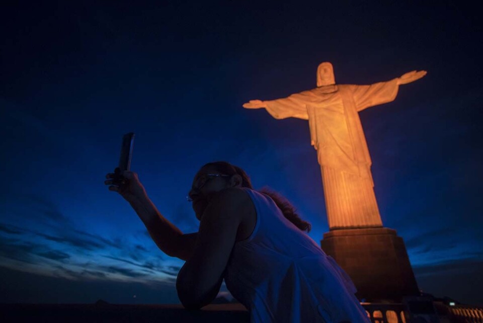 Kristusfiguren som troner 771 meter over Rio de Janeiro, i Brasil, er et ikonisk byggverk. Mange nordmenn drar hit i forbindelse med bistand, forretninger eller turisme. Det er en skjebnens ironi at mens norsk næringsliv går stadig tyngre inn i Brasil, blir portugisisk-faget i Norge utarmet.