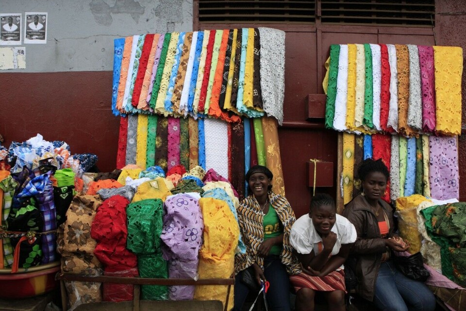 Penger fra migranter hjelper til med å hjulene i gang i mange afrikanske land. I Liberia tilsvarer migrantoverføringer hele 28 prosent av brutto nasjonalprodukt (BNP). Bildet viser kvinner som selger tekstiler på et marked i hovedstaden Monrovia.