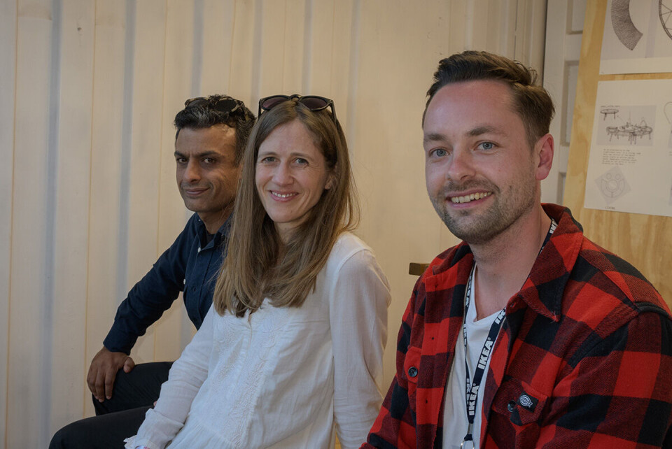 Det kenyanske designerparet Naeem Biviji (t.v.) og Bethan Rayner (i midten) sammen med den svenske Ikea-designeren Mikael Axelsson.