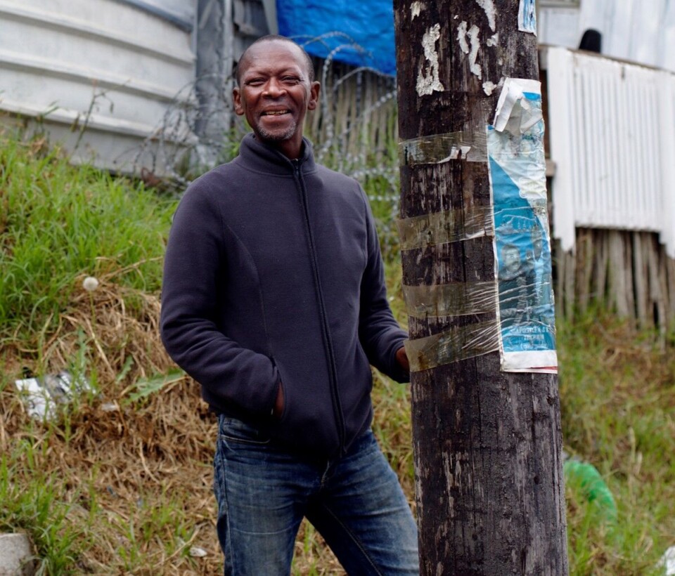 Afrika Moni er utdannet antropolog, men livnærer seg som turistguide på stedet han har siden 1990-tallet, townshipen 'Mandela Park'. Foto: Jørn Stjerneklar