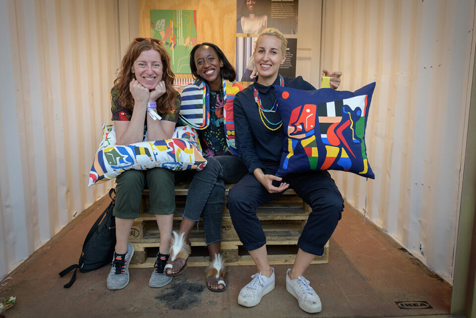 Den svenske Ikea-designeren Johanna Jelinek (t. v.) sammen med de sørafrikanske designerne Sindiso Khumalo (i midten) och Renée Russow.