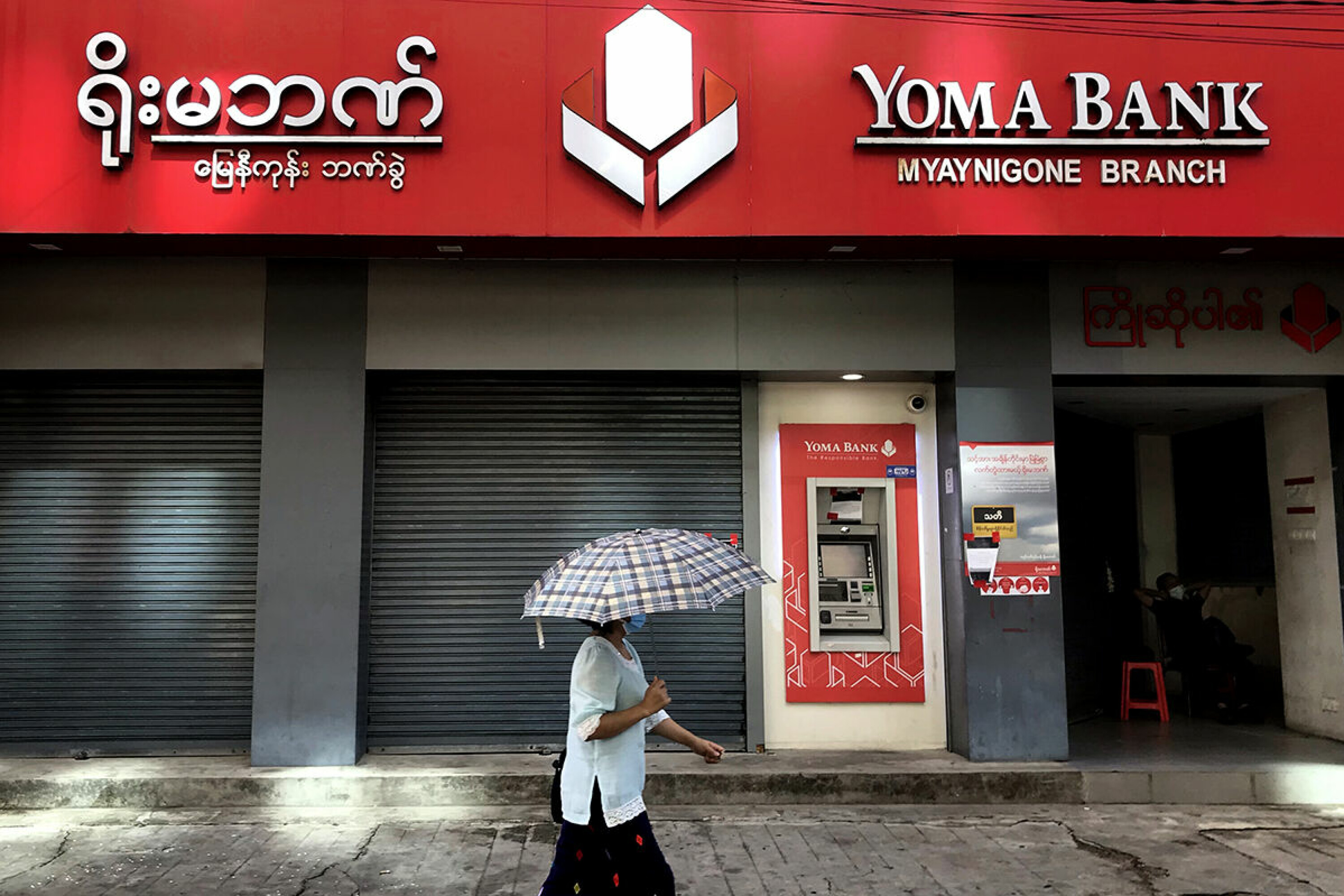 – Vi har gjort grundige aktsomhetsvurderinger, sier Ylva Lindberg om Norfunds eierforhold i Yoma Bank i Myanmar. Etter kuppet har det vært masseprotester mot juntaen, men det var stille utenfor forretningsbankens filial i bydelen Myaynigone i Yangon da Bistandsaktuelt var der denne uka.