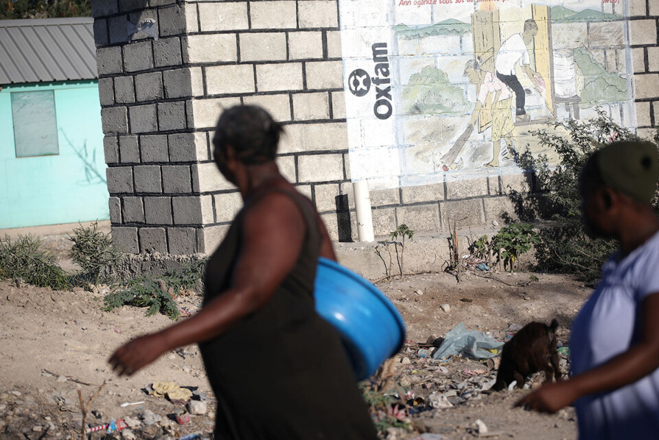 Sex-skandalene i internasjonale bistandsorganisasjoner startet med påstander om overgrep som hadde skjedd på Oxfam-området i Haiti. Senere har flere organisasjoner innrømmet at de har sagt opp medarbeidere for seksuell trakassering, overgrep og kjøp av seksuelle tjenester.