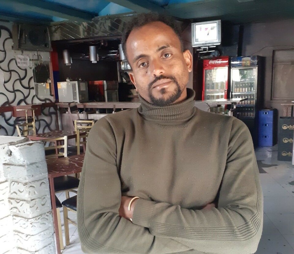 Bareieren Muluzaw Zelalem strever med å betale husleia og andre kostnader etter at myndighetene forbød barer og nattklubber. Foto: Lucy Kassa