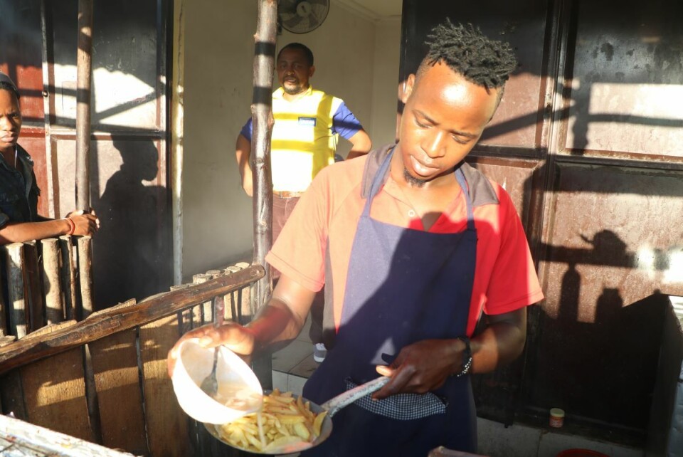 På en god dag kunne kokken Juma Mwihava ha inntekter på 50 dollar. Nå kommer det knapt kunder til restauranten. Myndighetene har oppfordret folk til å holde seg hjemme for å hindre smittespredning. Foto: Kizito Makoye
