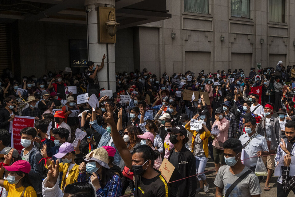 I midten av januar annonserte Shangri-La Group at Sule Shangri-La i Yangon ville holde midlertidig stengt fra 1. februar på grunn av koronapandemien. 1. februar kuppet militæret makten i Myanmar, og siden har det vært enorme protester mot regimet - også utenfor Sule Shangri-La-hotellet som ligger vegg-i-vegg med forretningsbygget der Telenor og Yara leier kontorlokaler. Foto Phoe Lone.