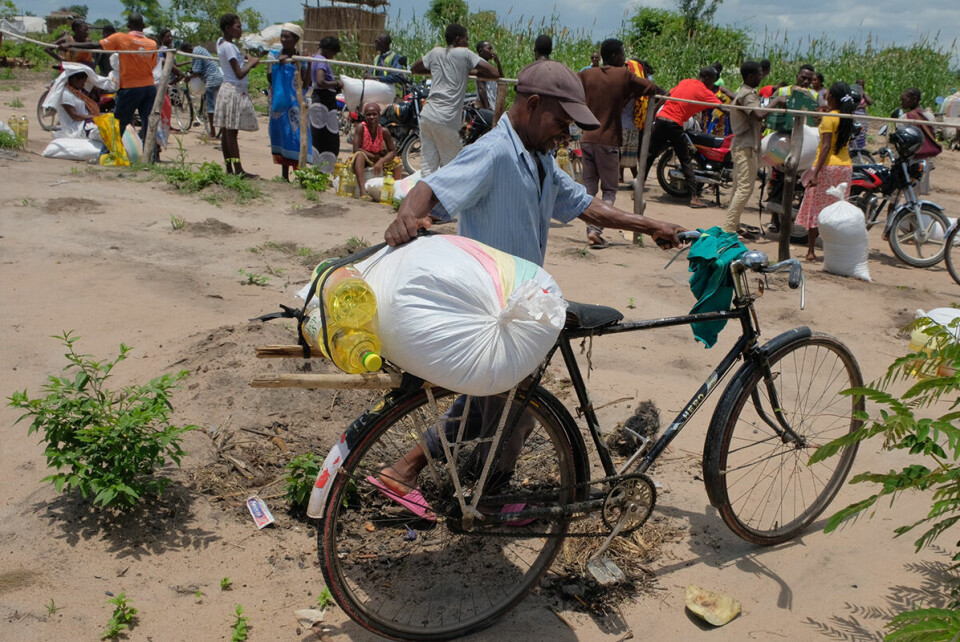 Ekstremvær, flom og tørke tvang 24 millioner mennesker til å forlate hjemmene sine i 2019. Her mottar internt fordrevne i Mosambik matvarer ett år etter at orkanen fordrev dem fra sine hjem. Foto: Jan Speed