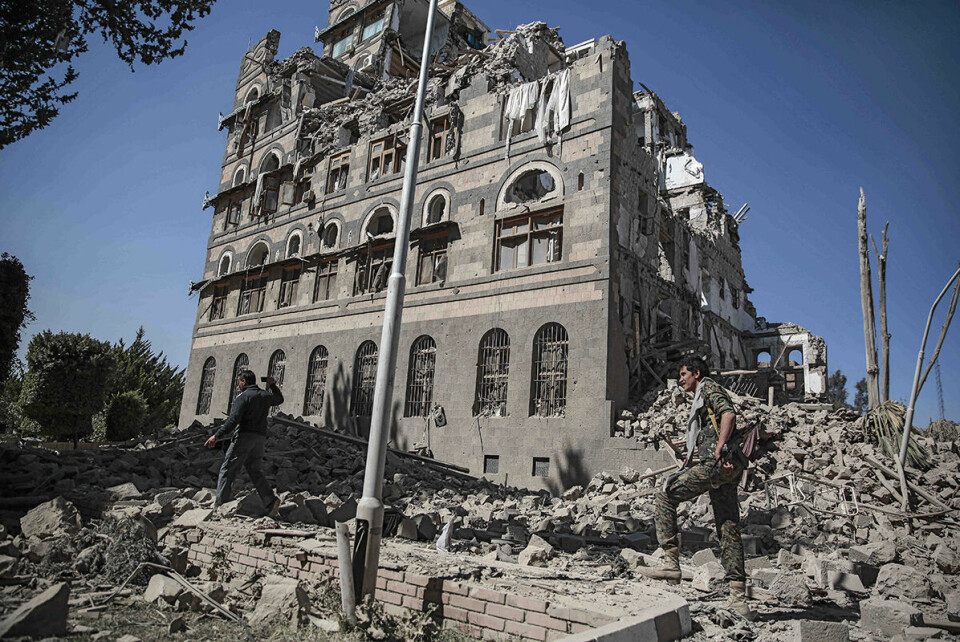 Houthi-opprørere undersøker restene av et regjeringsbygg i hovedstaden Sana som ble bombet av den Saudi-ledede koalisjonen i Jemen i 2017. Foto: Hani Mohammed / AP / NTB scanpix