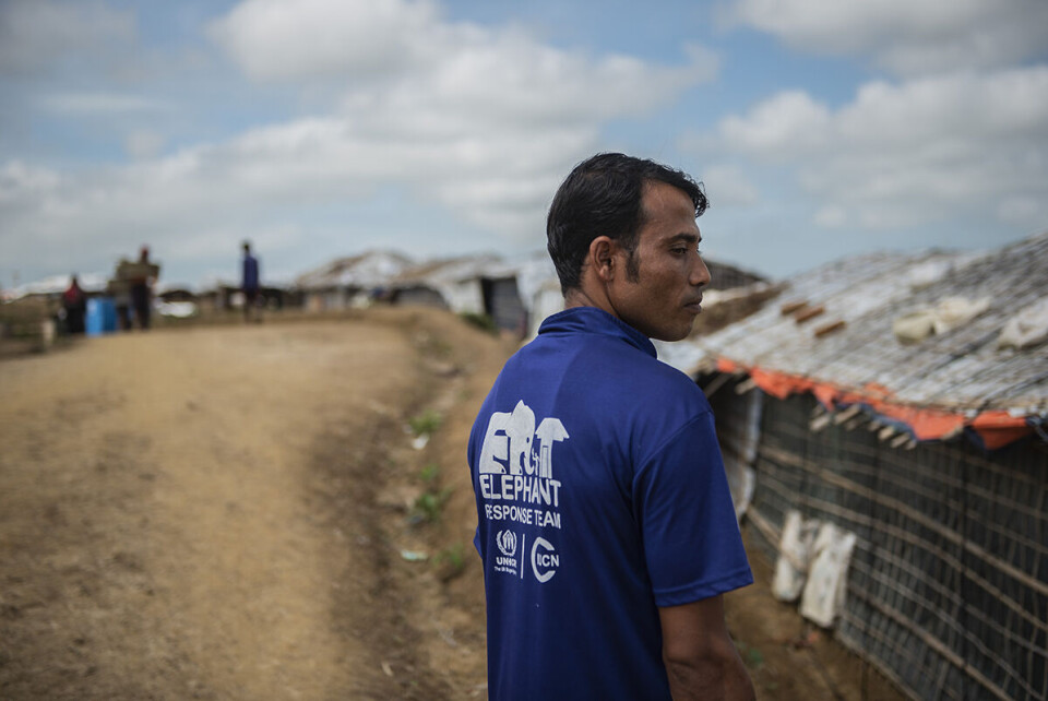 Moni Ahmed jobber som elefantvakt i flyktningleiren Kutupalong i Bangladesh, der det bor over en million flyktninger, de aller fleste rohingyaer som har flyktet fra volden i hjemlandet Myanmar. Men området er også leveområdet til ville elefanter, og det fører ofte til konflikter. Foto: Troy Enekvist / TT / NTB scanpix
