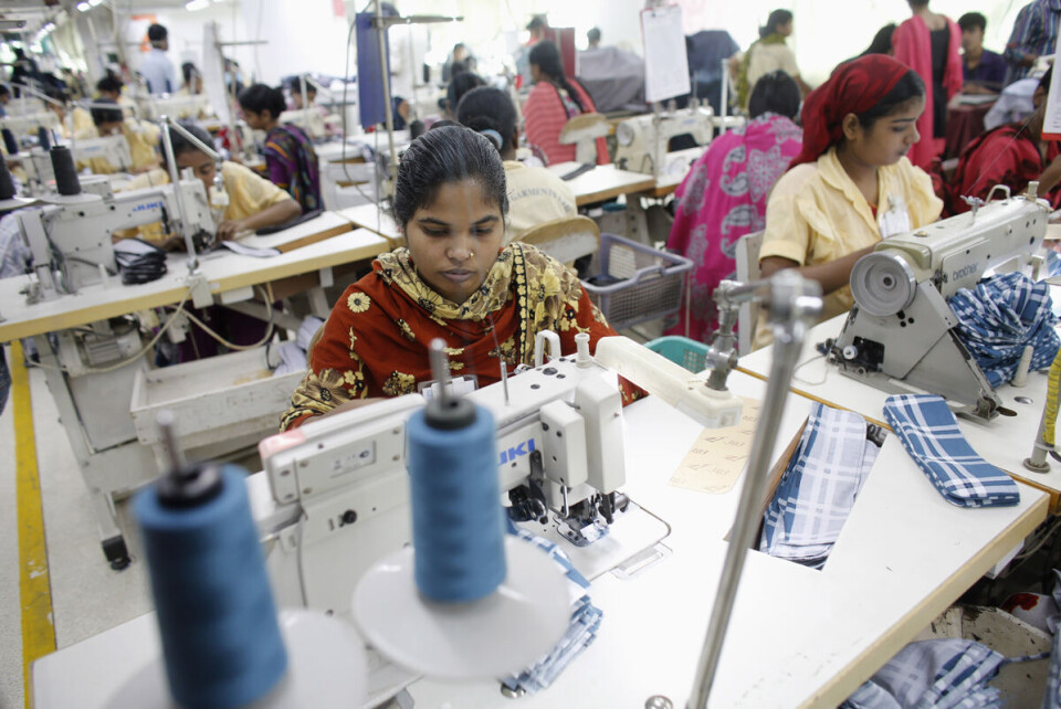 Arbeidere ved tekstilfabrikken Babylon Garments i Dhaka i Bangladesh. Norge importerte varer fra Bangladesh for 2,1 milliarder kroner i fjor, og det meste var klær. Foto: Andrew Biraj / Reuters / NTB scanpix