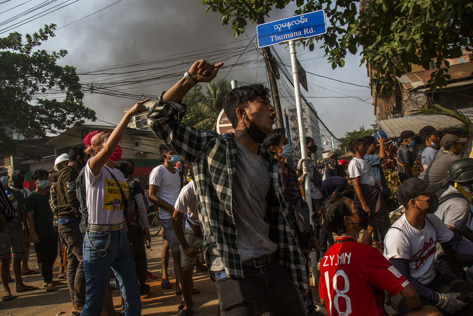 Minst 114 mennesker skal ha blitt drept på «militærets dag» i slutten av mars. Juntaleder Min Aung Hlaing brukte anledningen til å advare demonstrantene om at «terrorhandlinger ikke vil bli tolerert». Foto: Phoe Lone