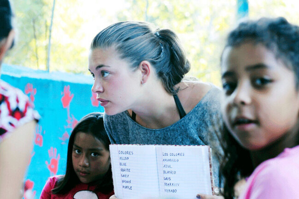 20-årige Emilie Hernes Vereide fra Oslo lærer barn i Guatemala hva fargene heter på engelsk.Foto: Anne Håskoll-Haugen