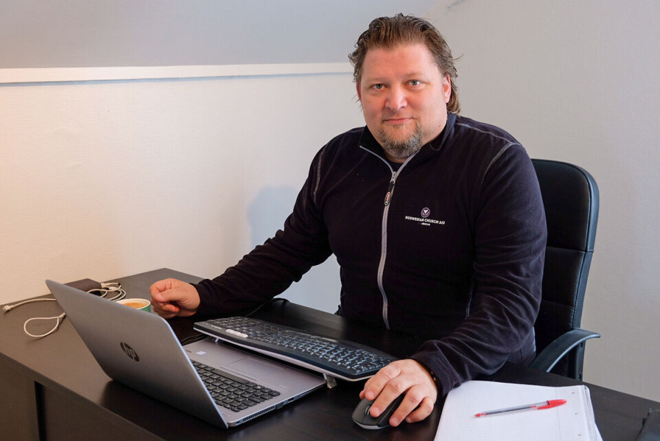 Håvard Hovdhaugen, Kirkens Nødhjelps landdirektør i Malawi, måtte forlate jobben i det afrikanske landet i all hast på grunn av korona-situasjonen. Nå styrer han organisasjonens arbeid i Malawi fra hjemmekontoret i Nittedal. Det medfører lange dager foran pc'en. Foto: Hedda Hovdhaugen. Håvard Hovdhaugen, Kirkens Nødhjelps landdirektør i Malawi, måtte forlate jobben i det afrikanske landet i all hast på grunn av korona-situasjonen. Nå styrer han organisasjonens arbeid i Malawi fra hjemmekontoret i Nittedal. Det medfører lange dager foran pc'en. Foto: Hedda Hovdhaugen.