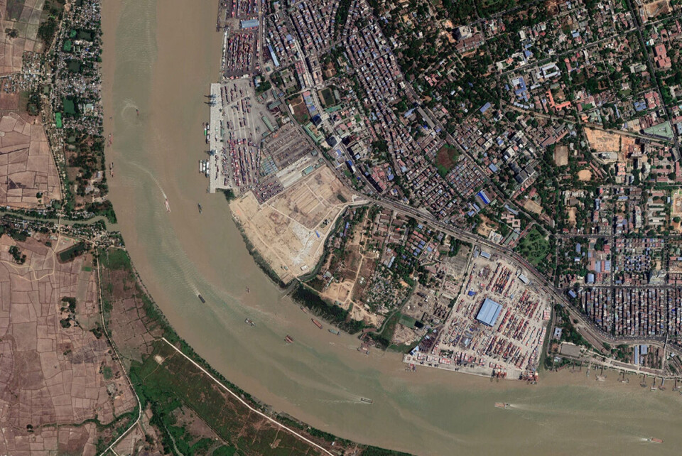 Det militære lederskapet i Myanmar eier tre kommersielle havner i Yangon. Adani Ports havneprosjekt, Ahlone International Port Terminal 2 (i midten), er planlagt ferdigstilt i 2021, ifølge rapporten som presiserer at det ikke er kjent hvordan militæret tilegnet seg «den lukrative» eiendommen svært sentralt i Yangon: «Men det er velkjent at militæret driver med konfiskering av eiendom som inntektskilde», heter det i rapporten. Foto: Google Earth © 2021