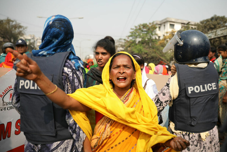 Tusenvis av tekstilarbeidere i Dhaka gikk ut i gatene for å kreve bedre lønn.
Foto: Nurphoto/NTB Scanpix