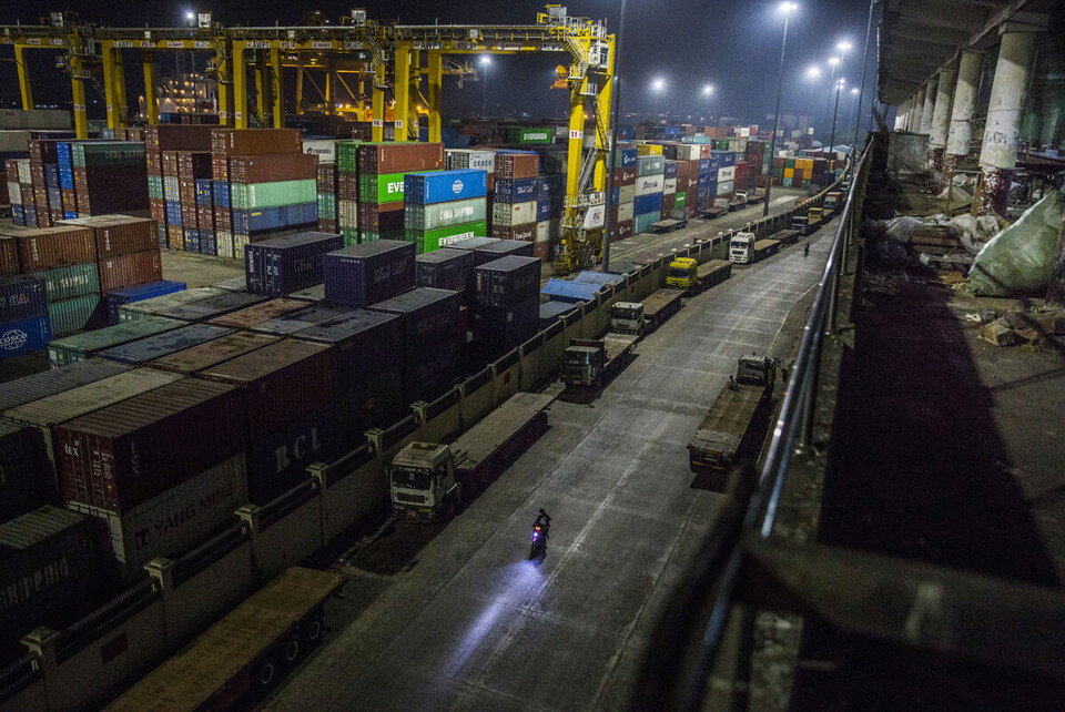 Kontainere har hopet seg opp ved en av havneterminalene i Yangon etter kuppet. Et nytt havneanlegg som utvikles av det indiske selskapet Adani Ports knyttes nå til det militæreide konglomeratet MEC. Foto: Str. / New York Times / NTB