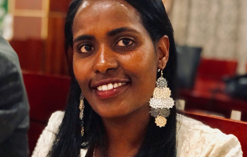 Letha Michael (35) måtte gå i tre timer hver vei for å komme seg til videregående skole. I dag er hun Phd-student.