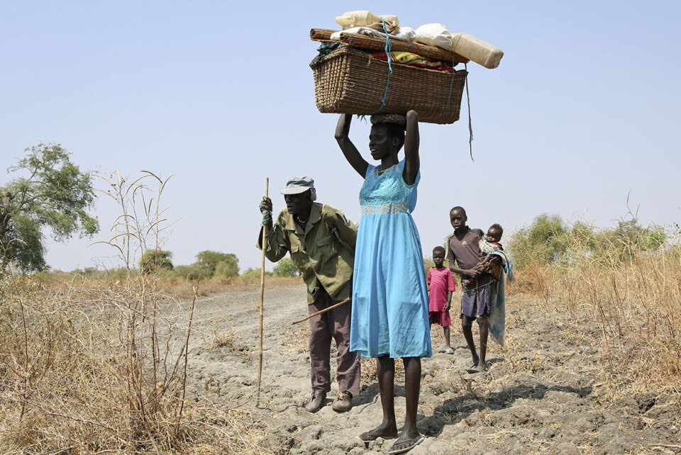 En familie på flukt er på vei inn mot byen Akobo i Sør-Sudans største delstat Jonglei. Her har flere titalls barn blitt bortført og solgt de siste årene.