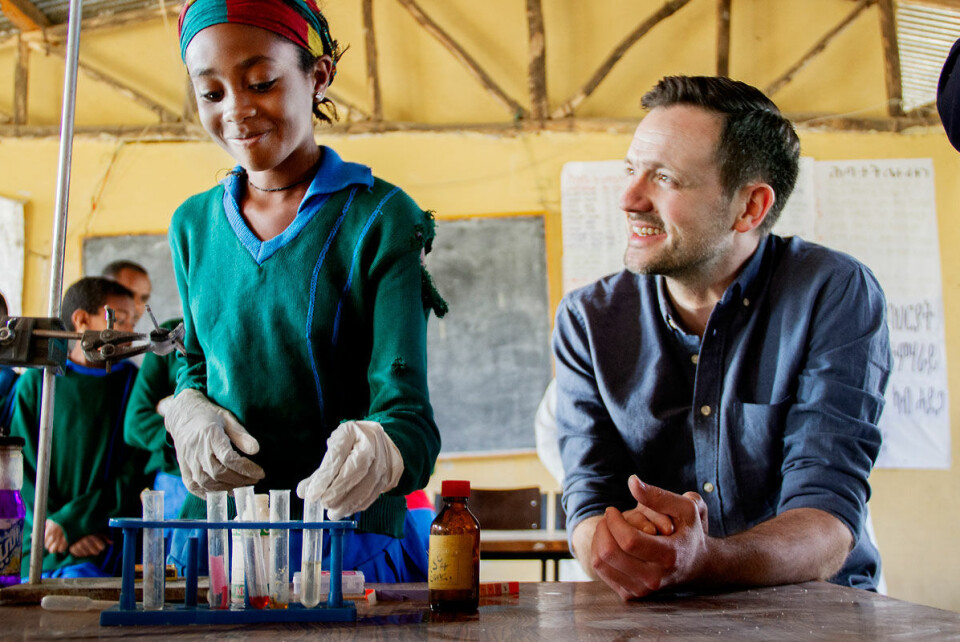 Drømmer om å bli kjemi-ingeniør: 13 år gamle Hamemal Tekle viser Norges nye utviklingsminister et kjemisk eksperiment, på en ungdomsskole i byen Mekelle, Etiopia. Foto: Nina Bull Jørgensen