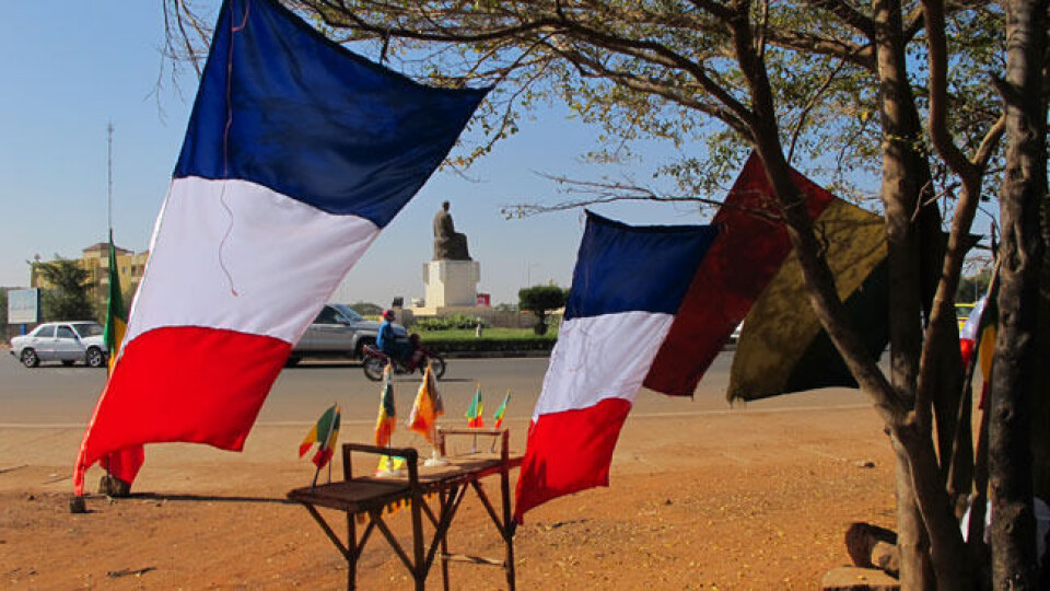 I Bamako selges franske flagg på hvert gatehjørne etter at Frankrikes militærstyrker kom til Mali. Foto: Kjersti Kanestrøm Lie