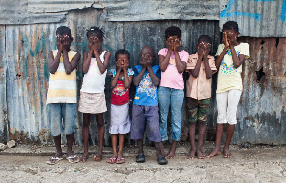 Disse unge hushjelpene ble funnet i løpet av en halvtime i et av de fattigste strøkene i Port-au-Prince. I mange områder lever opp til 40 prosent av barna som slaver i andre familier. Foto: Sofi Lundin