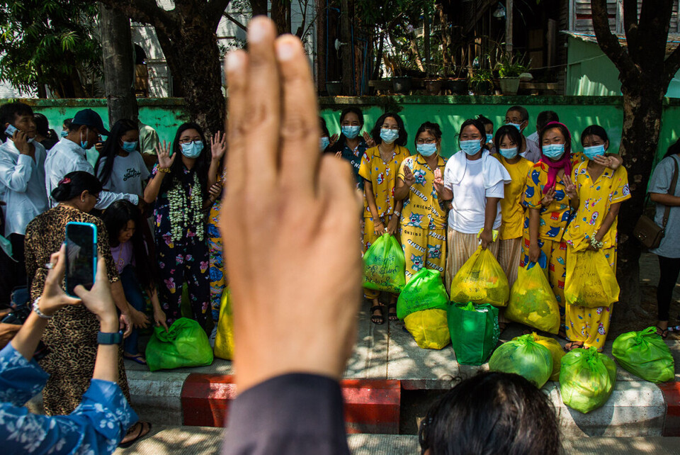 Rundt 600 demonstranter ble igår overraskende løslatt fra Insein-fengselet i Yangon. Men fortsatt sitter nær 2000 politikere, rettighetsforkjempere og aktivister i fengsel eller husarrest. Foto: Phoe Lone