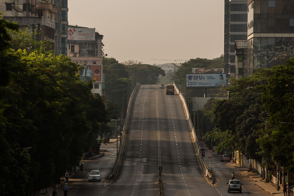 For bare dager siden så deler av Yangon ut som en krigssone, med barrikader og brennende bildekk. Men etter uker med massive protester var gatene i Myanmars største by nær tomme for mennesker under Silence-streiken igår. Foto: Phoe Lone