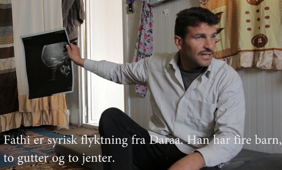Syriske Fathi i Zaatari-leiren i Jordan med røntgenbilde av datteren Sundus' hode. Før familien flyktet fra hjembyen ble hun truffet av snikskytter og kula sitter fortsatt igjen. Fra opptak gjort av Verdens matvareprogram WFP.