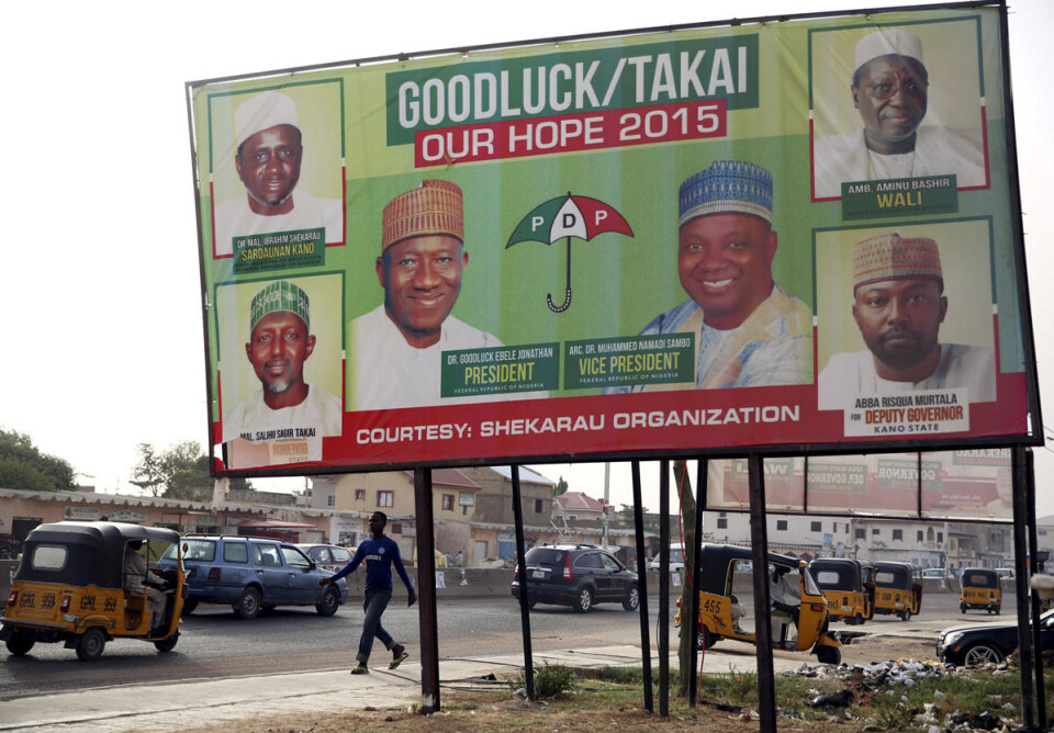 Valgplakater for president Goodluck Jonathan og utfordreren Muhammadu Buhari henger overalt i Nigeria foran valget lørdag. Foto: Goran Tomasevic / Reuters / NTB scanpix