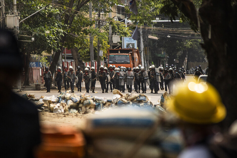 Regimets brutale fremferd mot ikke-voldelige demonstranter betegnes av stadig flere som forbrytelser mot menneskeheten. Her står demonstranter og politi overfor hverandre i sentrum av Yangon 14. februar. Foto: Phoe Lone
