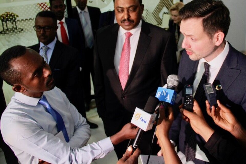 Mediesektoren i Etiopia blomstrer, forteller ETV-journalisten Hafta Mora Paso (til venstre i bilder). Mikrofonen er rettet mot Norges nye utviklingsminister Dag-Inge Ulstein, som møtte Etiopias utenriksminister Workneh Gebeyehu i Addis Abeba 4. februar.