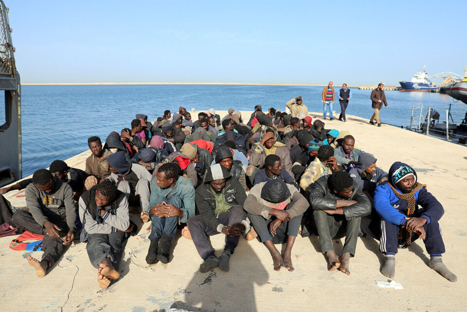 Afrikanske migranter på havnen i Tripoli, Libya etter at båten som skulle frakte dem til Europa ble stanset av kystvakten.